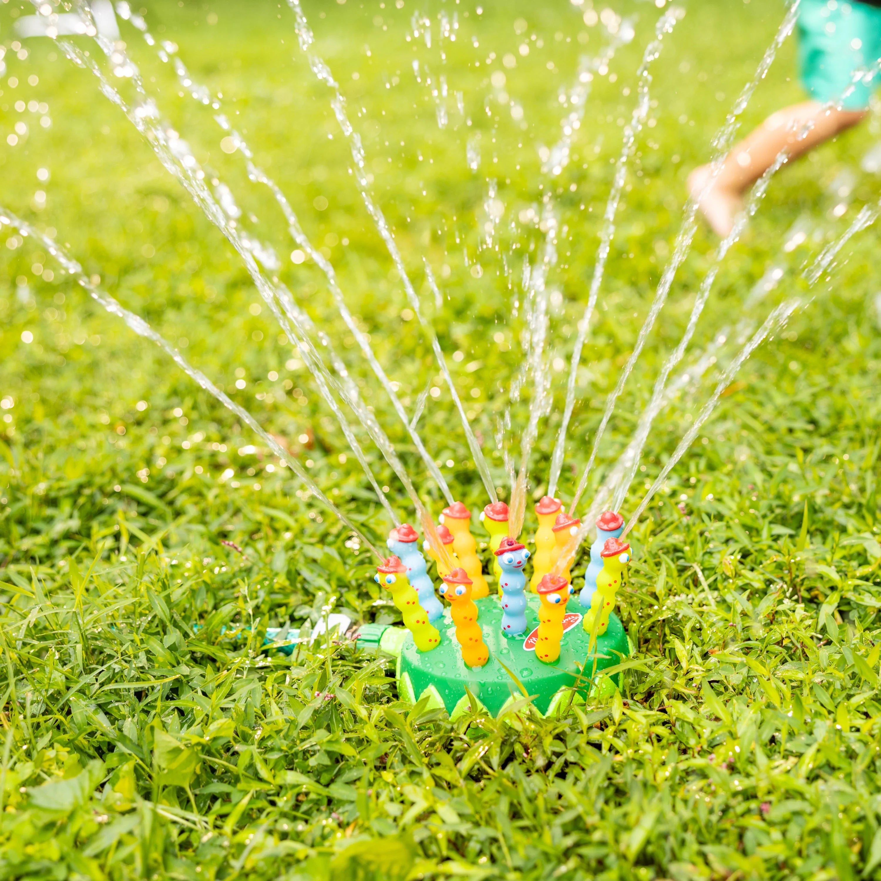 Outdoor Sprinkler Toy with Hose Attachment O795887